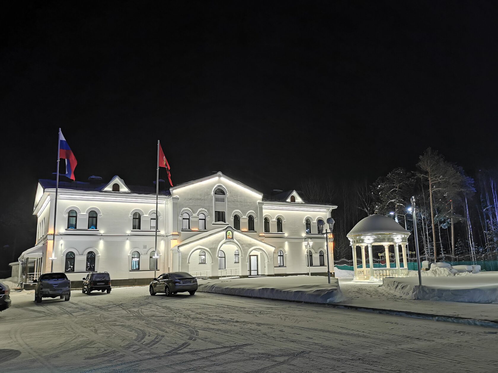 В городе Пыть-Ях выполнен комплекс работ по архитектурному и наружному освещению в рамках единой концепции.